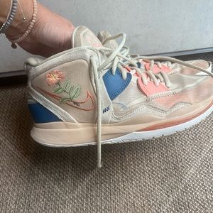 Kyrie Infinity EP Floral  8.5 /42 EU